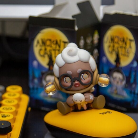 Pop Mart Skullpanda Ancient Castle Series: The Boring Explorer - Picture 2 of 7